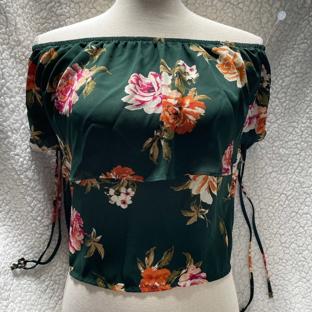 Off shoulder crop top size Sm